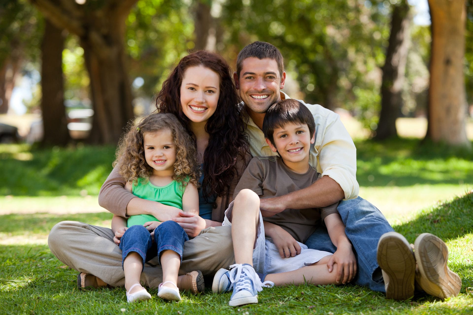 famille au parc avec enfants couple famille heureuse avec deux enfants au parc exterieur